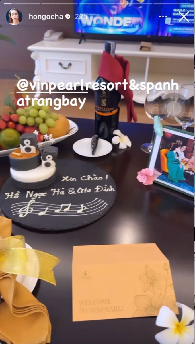 Hồ Ngọc Hà đăng story “khoe” bàn chào mừng vô cùng dễ thương với hình ảnh của cả 3 thành viên nhí khi vừa đặt chân tới Vinpearl Resort & Spa Nha Trang Bay.