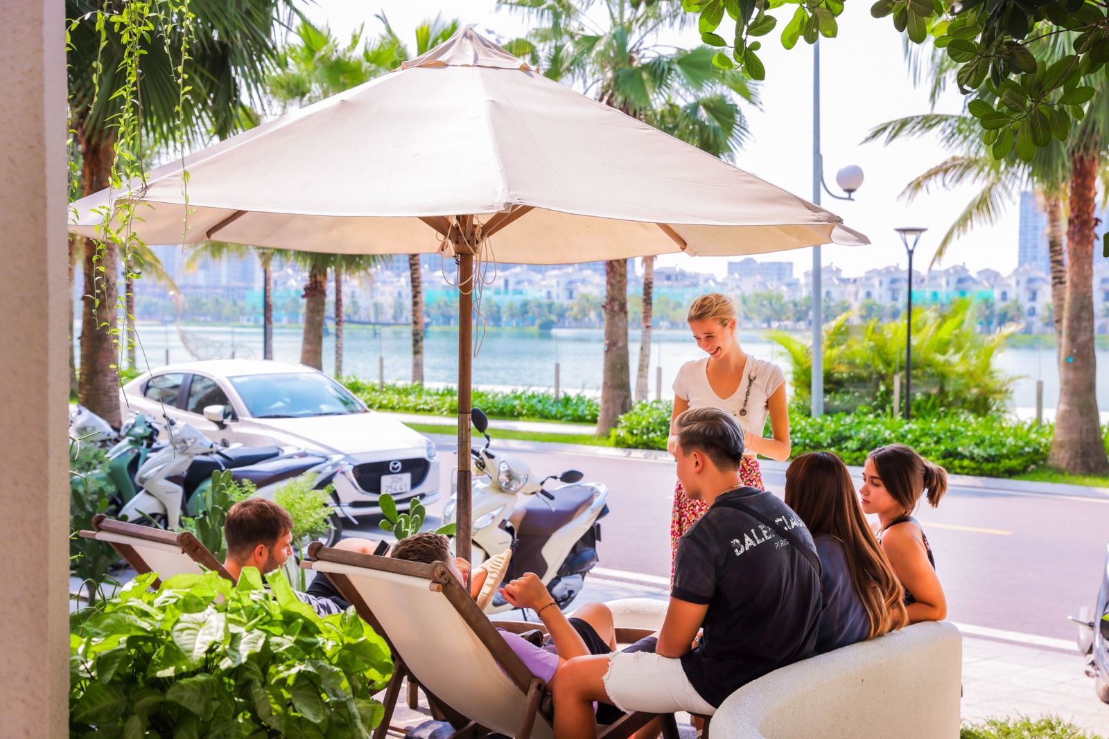 Những quán café view biển tại Vinhomes Ocean Park 1 thu hút nhiều cư dân và du khách đến trải nghiệm.