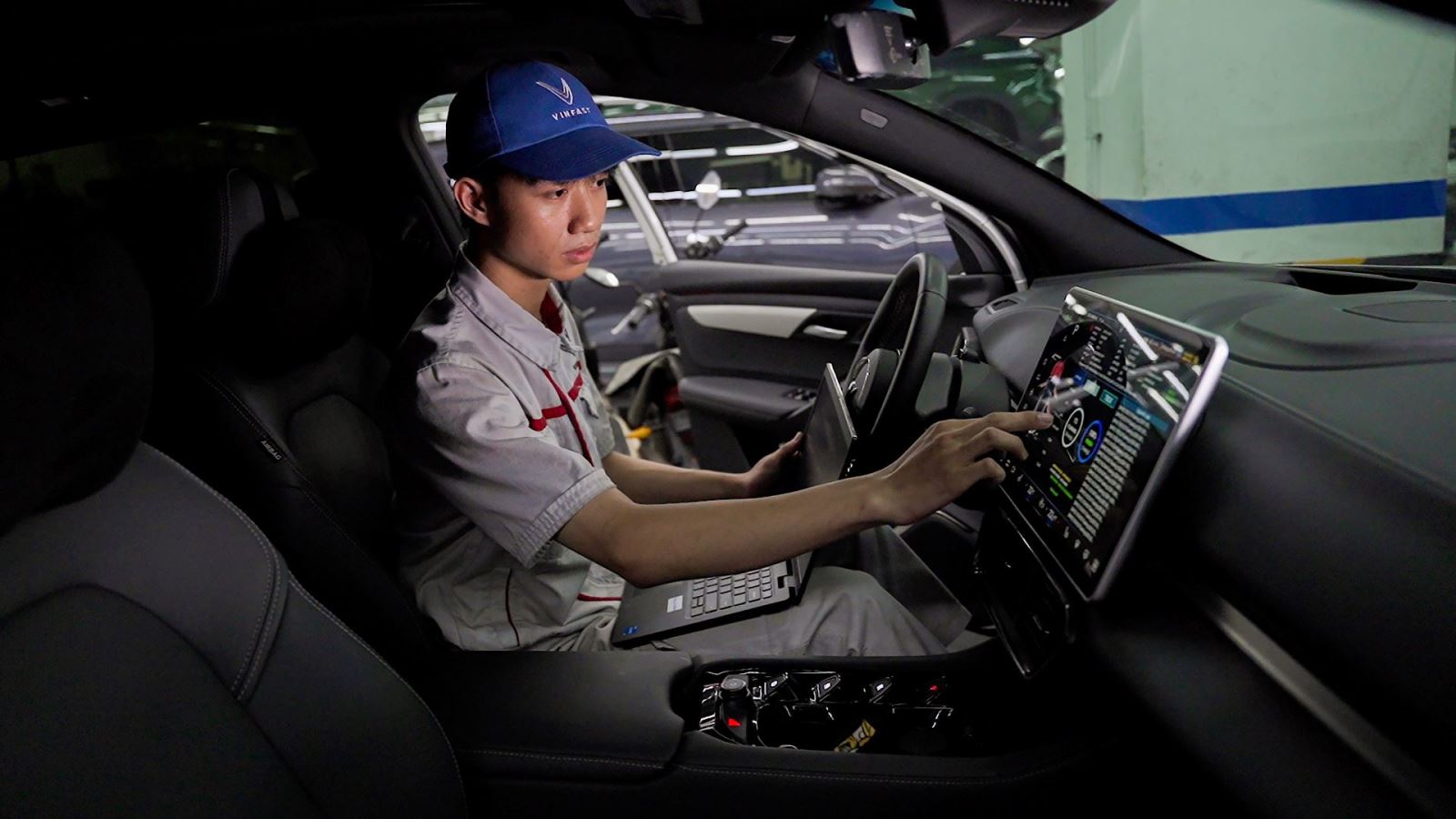 Kỹ thuật viên của VinFast nâng cấp phần mềm cho xe của khách hàng. 