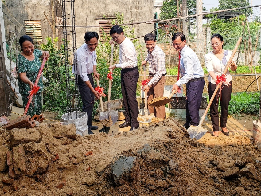 Đồng chí Trần Quang Dũng, Phó Bí thư thường trực Đảng ủy Tập đoàn cùng lãnh đạo địa phương và người dân tham gia động thổ xây dựng nhà đại đoàn kết tại xã Đại Cường, huyện Đại Lộc, tỉnh Quảng Nam