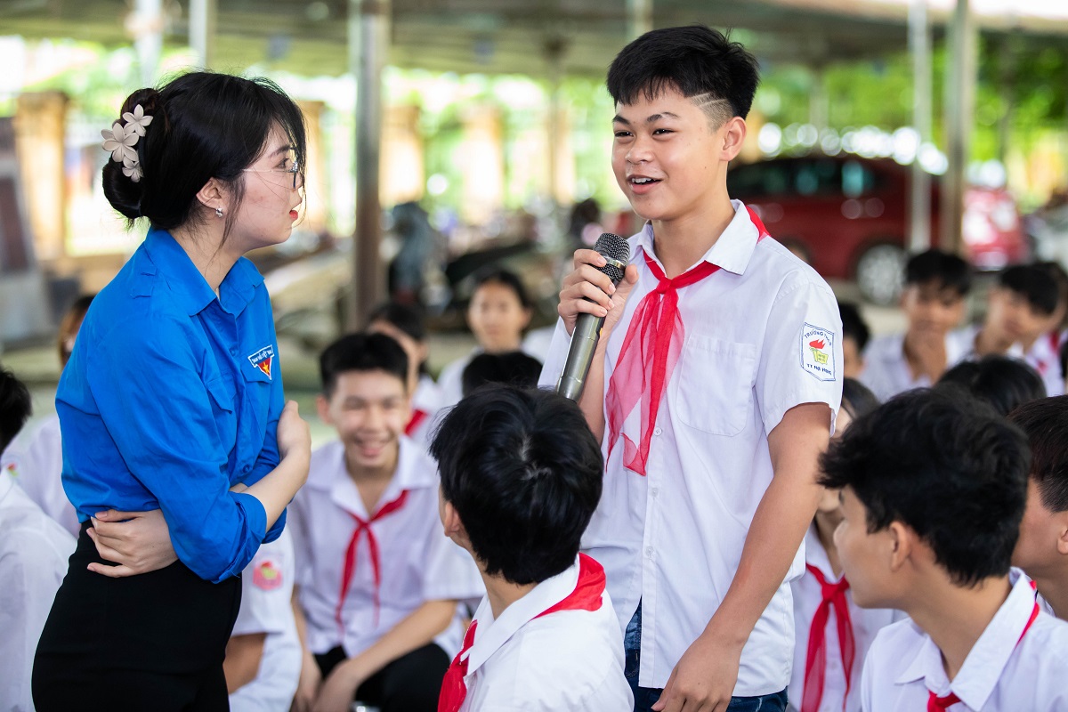 Các em học sinh hào hứng tham gia vào buổi tập huấn về phân loại rác thải do các bạn sinh  viên Đại học Quốc gia Hà Nội tổ chức