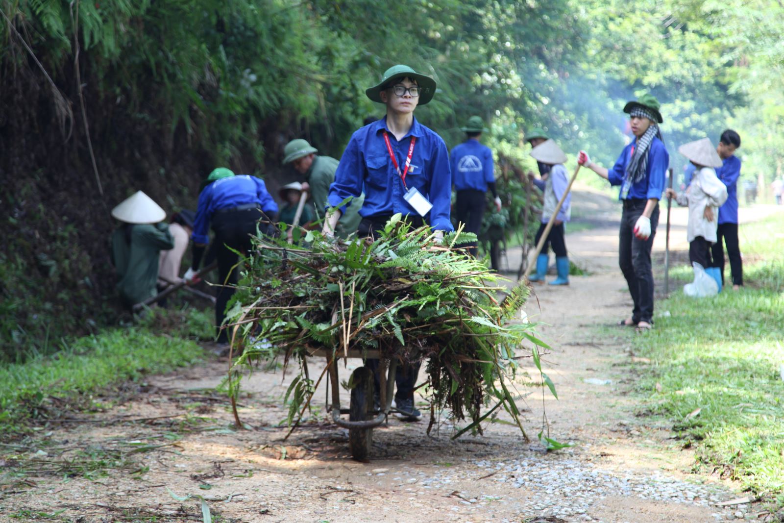 Sinh viên Đại học Bách Khoa Hà Nội tham gia làm sạch kênh mương, cải tạo cảnh quan môi  trường tại xã Lang Quán, huyện Yên Sơn, tỉnh Tuyên Quang