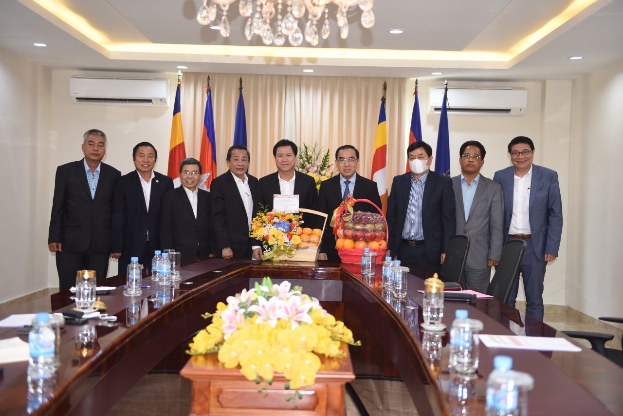 Đoàn công tác VRG chụp ảnh lưu niệm với Ngài Veng Sakhon – Bộ trưởng Bộ Nông Lâm & Ngư nghiệp Campuchia.