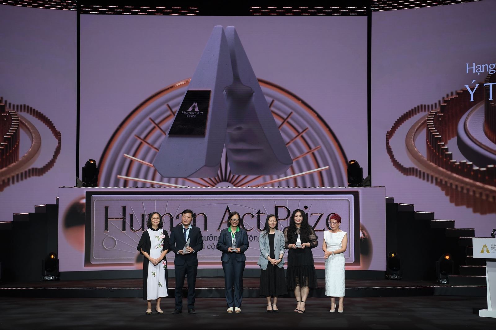GS. Vũ Hà Văn, Chủ tịch kiêm Nhà sáng lập GeneStory (thứ 2 từ bên trái sang) nhận giải thưởng trong lễ trao Giải thưởng Hành động vì Cộng đồng tối ngày 11/12/2023