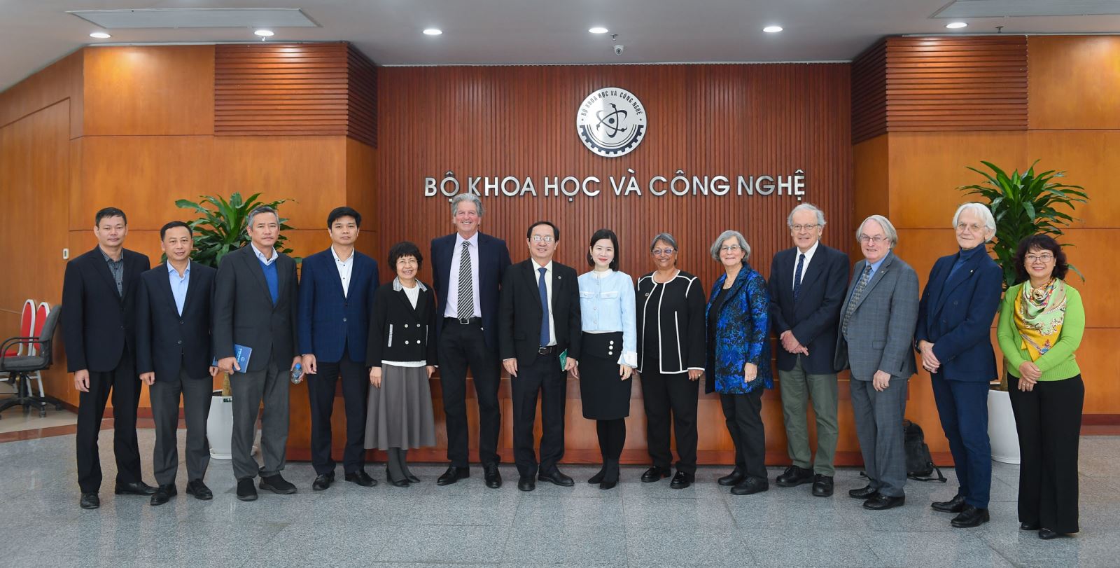 Bộ trưởng Bộ KHCN và các cán bộ lãnh đạo Bộ KHCN cùng đoàn các nhà khoa học hàng đầu thế giới của VinFuture trong buổi làm việc ngày 18/12