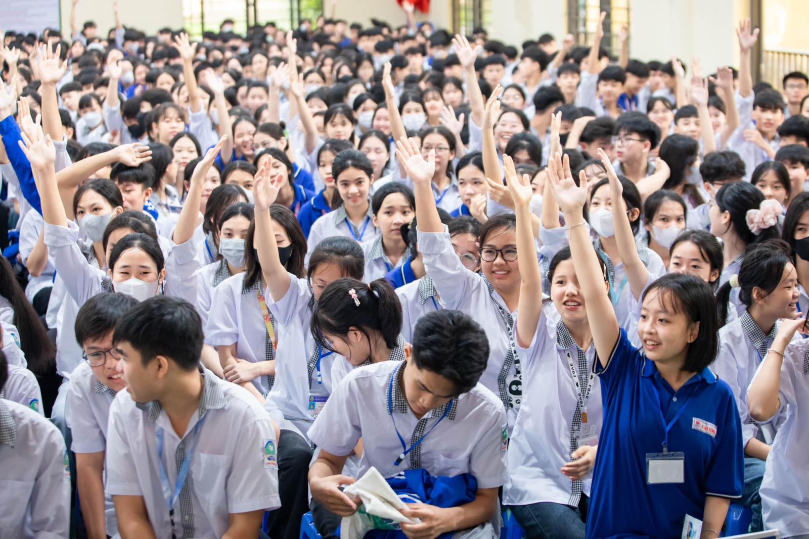 Các học sinh Trường THPT Tam Nông (tỉnh Phú Thọ) hào hứng tham gia đặt câu hỏi về  cuộc thi “Tiếng nói Xanh”.