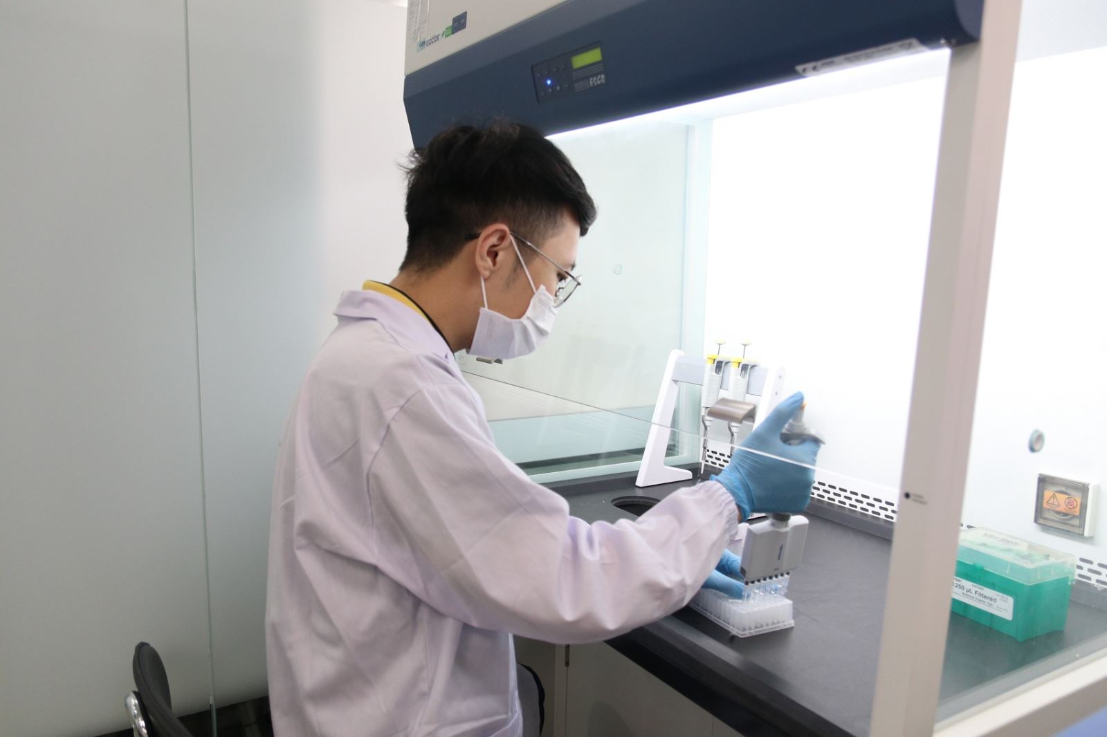 Mẫu DNA của người Việt được tách chiết và giải mã ngay tại phòng lab đạt chuẩn quốc tế, đặt tại Việt Nam, được Sở Y tế cấp phép hoạt động của GeneStory.