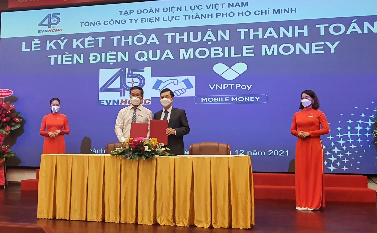Đại diện EVNHCMC và VNPT ký kết thỏa thuận hợp tác thanh toán tiền điện qua Mobile Money