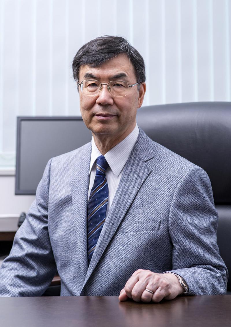 GS. Shimon Sakaguchi là Giáo sư xuất sắc tại Trung tâm Nghiên cứu miễn dịch tiên phong (IFReC), Đại học Osaka (Nhật Bản). Ông nổi tiếng với việc phát hiện ra các tế bào T điều hòa (Tregs) và sử dụng trúng đích để kích hoạt và tăng cường khả năng miễn dịch của khối u cũng như điều trị các bệnh tự miễn và các bệnh viêm nhiễm khác.
