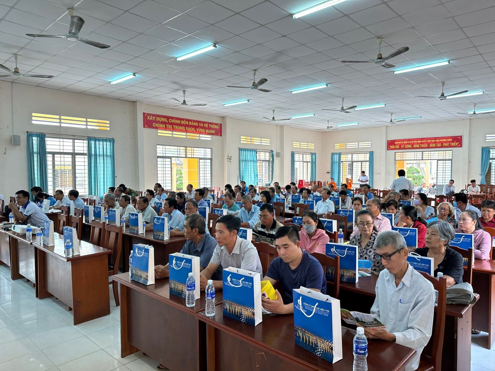 Tổ chức hội thảo sử dụng điện tiết kiệm hiệu quả trong sản xuất nông nghiệp tại huyện Châu Thành, tỉnh Bến Tre.
