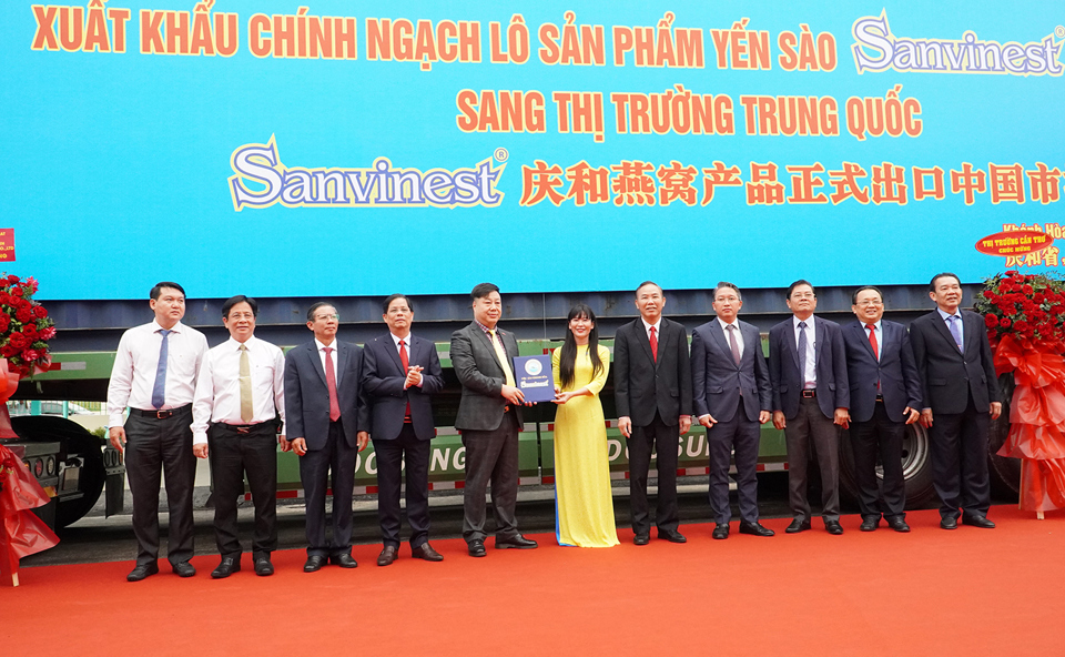 Bà Trịnh Thị Hồng Vân và Công ty Liên Hưng Đạt, đối tác của Công ty tại Lễ xuất khẩu chính ngạch lô hàng Yến sào Sanvinest Khánh Hoà sang Trung Quốc