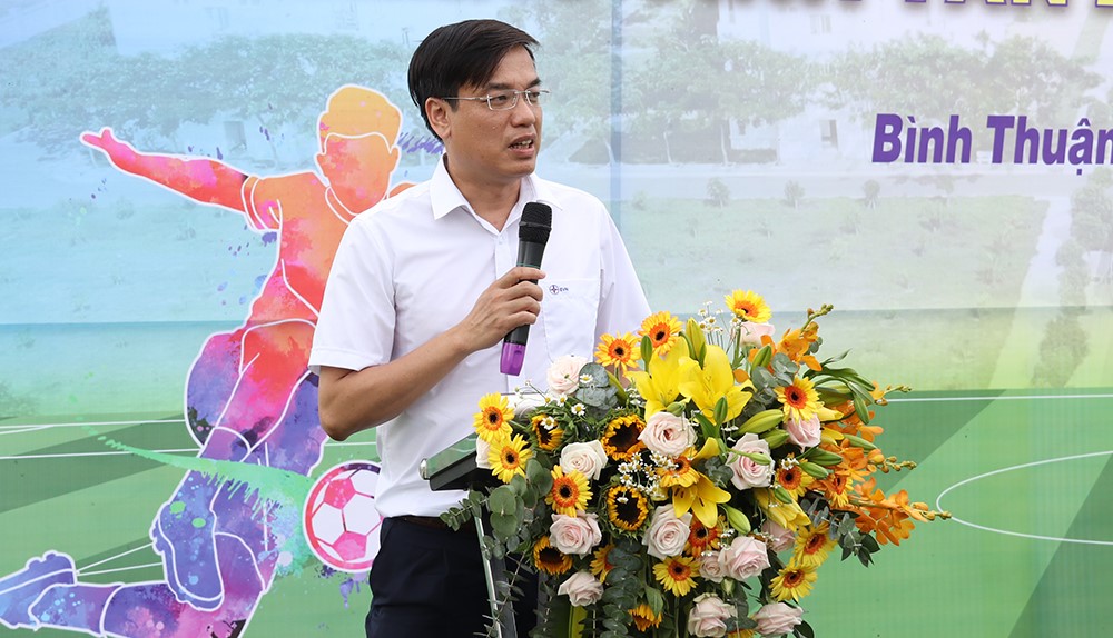 Đồng chí Uông Quang Huy  – Phó Chủ tịch Công đoàn Điện lực Việt Nam phát biểu tại buổi khánh•thành sân bóng đá  cho CBCNV tại Trung tâm Điện lực Vĩnh Tân