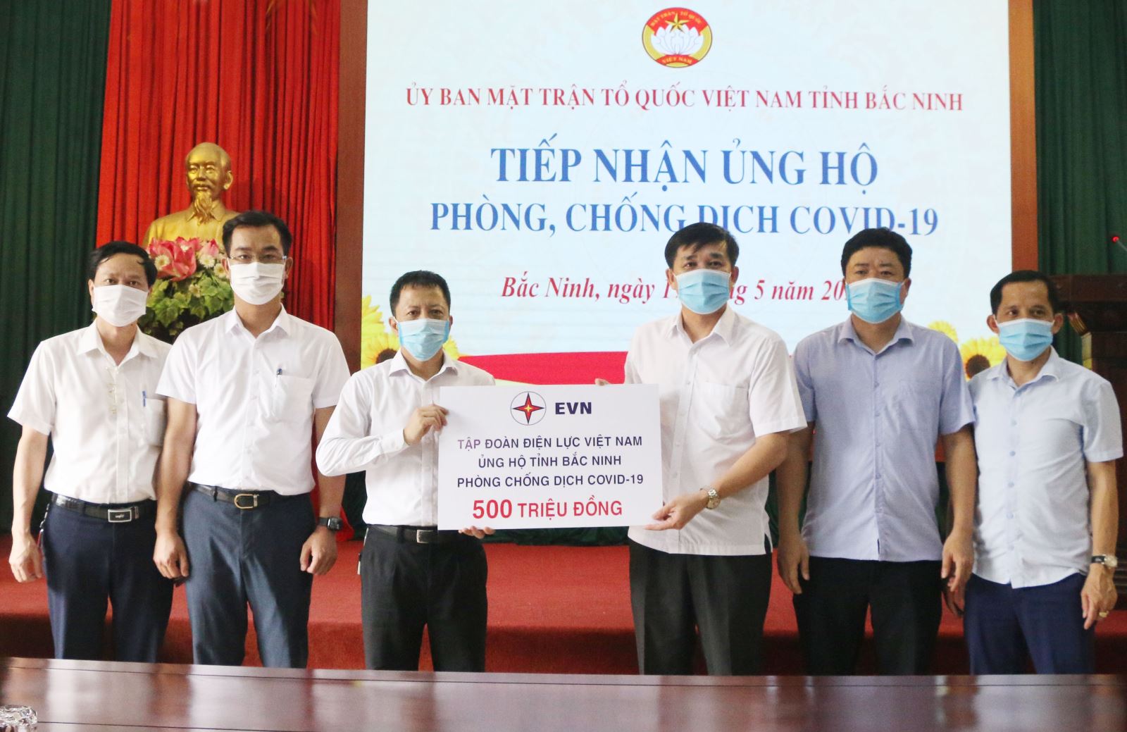 Công ty Điện lực Bắc Ninh thay mặt EVN trao số tiền ủng hộ của EVN cho đại diện chính quyền và Ủy ban MTTQ Việt Nam tỉnh Bắc Ninh.