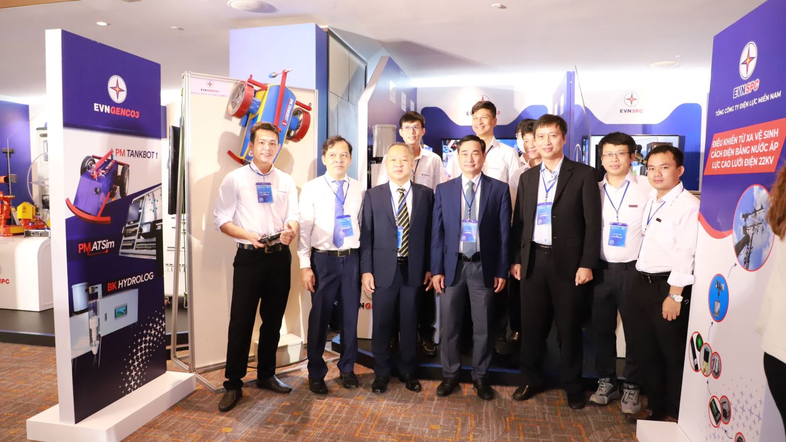 Các đại biểu tham quan gian hàng của Tổng Công ty phát điện 3 ( EVNGENCO3)