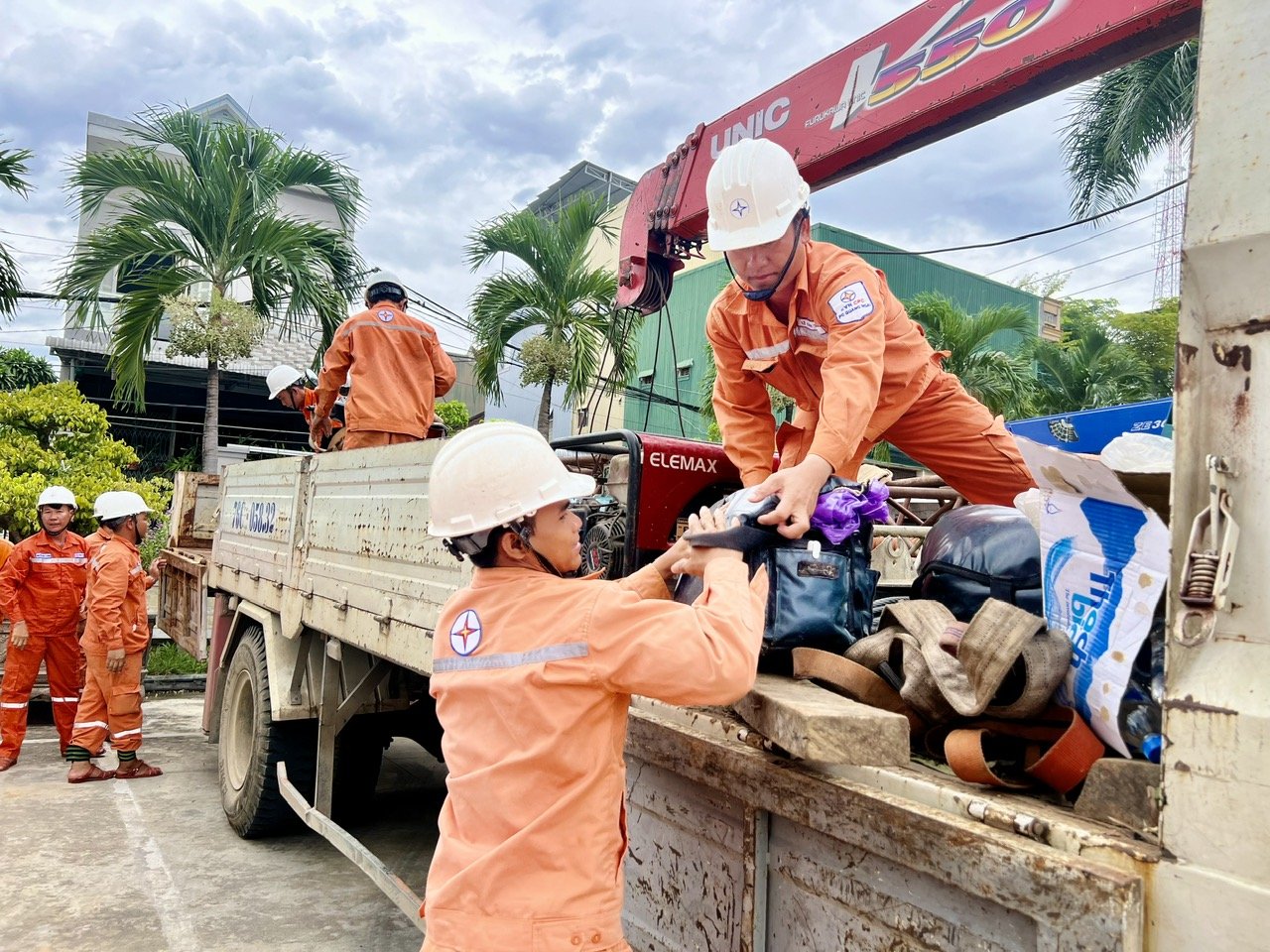 Công nhân EVNCPC tham gia thi công công trình trọng điểm quốc gia.