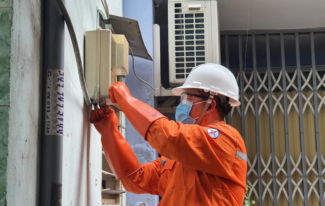 Công nhân EVNHCMC kiểm tra công tơ điện.
