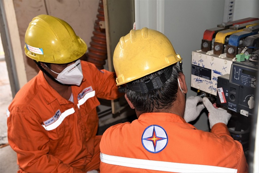 Công nhân EVNHCMC kiểm tra trạm cấp điện.
