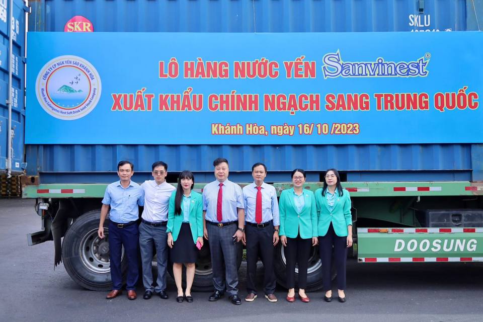 Công ty CP Nước giải khát Yến sào Khánh Hòa đã xuất khẩu chính ngạch lô hàng đầu tiên nước yến Sanvinest sang Trung Quốc.
