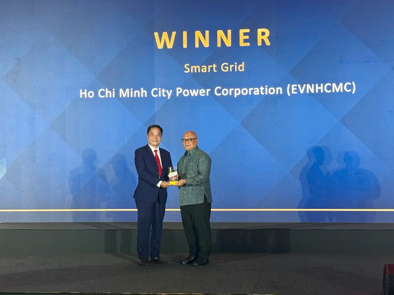 Ông Nguyễn Thanh Nhã – Phó TGĐ đại diện EVNHCMC  nhận giải thưởng “Lưới điện thông minh - Smart Grid” tại Hội nghị Quốc tế ENLIT ASIA 2024 ở Malaysia