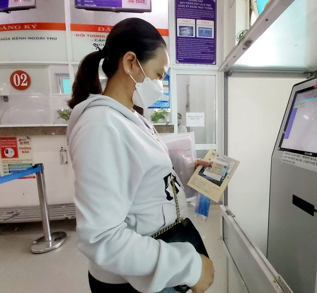 Chị Hồ Thị Khánh Ly cho biết, hiện nay, chỉ cần thẻ căn cước công dân, rất tiện lợi cho người dân, giảm bớt các thủ tục giấy tờ liên quan, rút ngắn thời gian hơn nhiều.