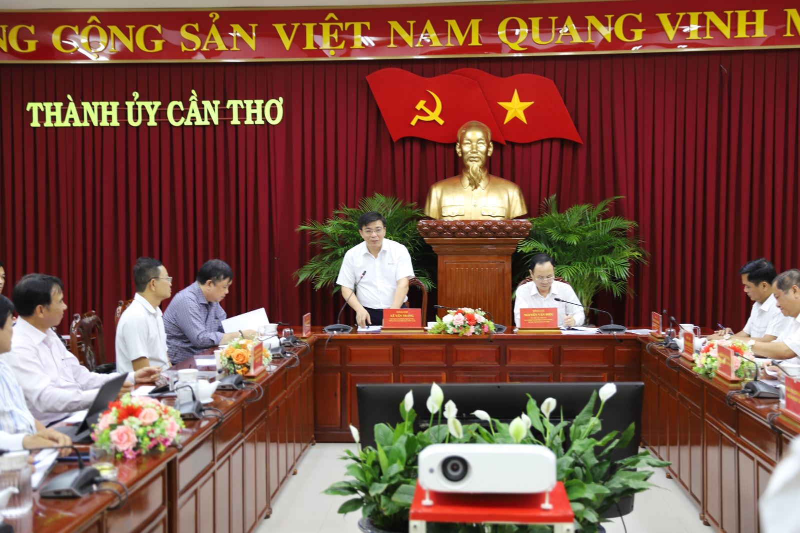 Chủ tịch HĐTV EVNSPC Lê Văn Trang phát biểu tại buổi làm việc.
