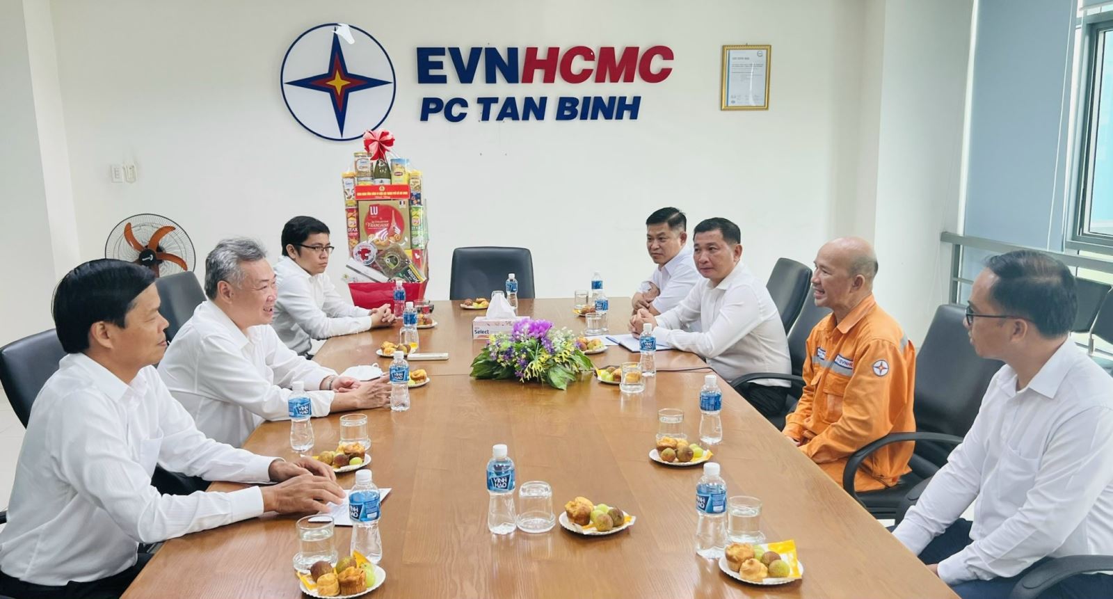 Chủ tịch Hội đồng thành viên EVNHCMC Phạm Quốc Bảo thăm hỏi anh Nguyễn Thông (người mặc áo cam) bị bệnh hiểm nghèo.