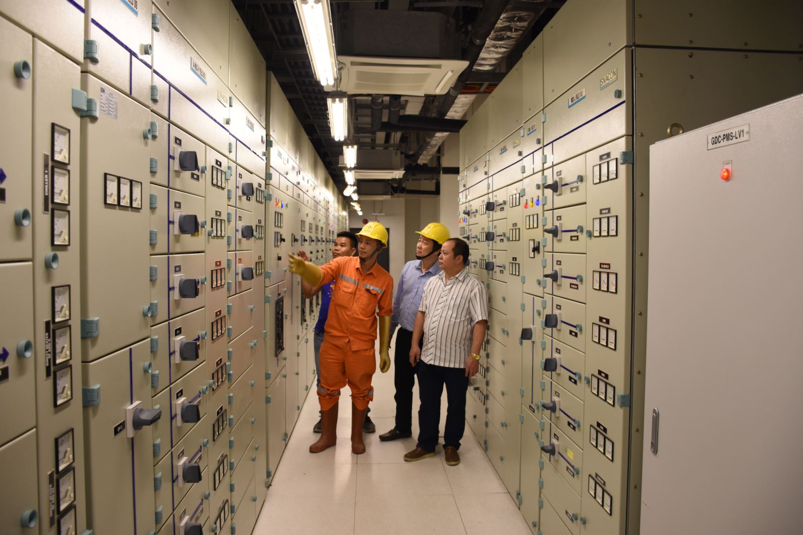 EVNHANOI phối hợp cùng ban quản lý Tòa nhà Quốc hội Việt Nam kiểm tra hệ thống tủ điều khiển