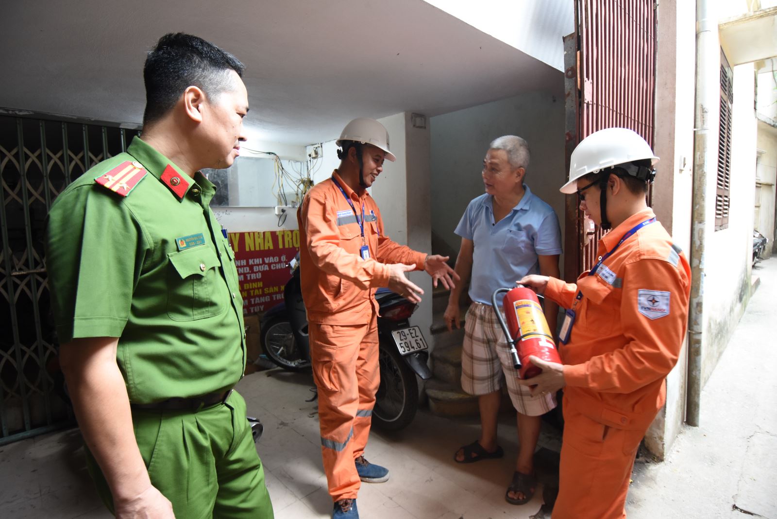 EVNHANOI cùng lực lượng chức năng tư vấn những kỹ năng về phòng cháy chữa  cháy và cứu nạn cứu hộ.