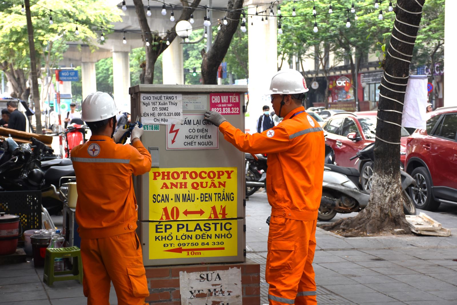 Các trạm biến áp, tủ điện đều gắn biển “Cấm lại gần, có điện, nguy hiểm chết  người” để cảnh báo nguy hiểm