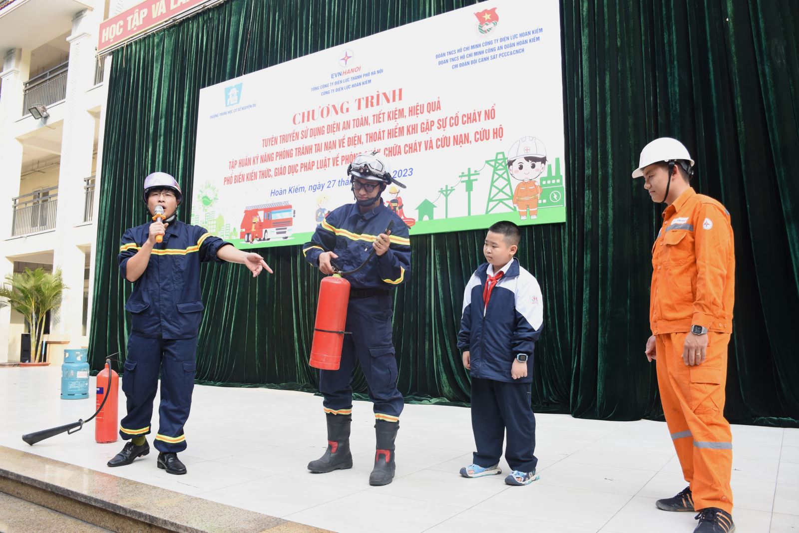 Công ty Điện lực Hoàn Kiếm đã phối hợp với Đội Cảnh sát PCCC&CNCH - Công an quận Hoàn Kiếm tuyên truyền tại Trường THCS Nguyễn Du – Hoàn Kiếm, Hà Nội.