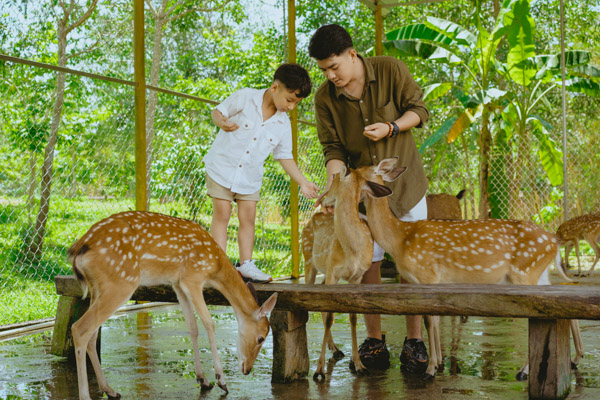 Du khách trải nghiệm du lịch tại huyện Khánh Vĩnh, tỉnh Khánh Hòa