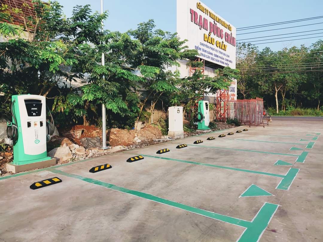 Khu vực sạc xe ô tô điện VinFast tại trạm dừng chân Dầu Giây (Đồng Nai).