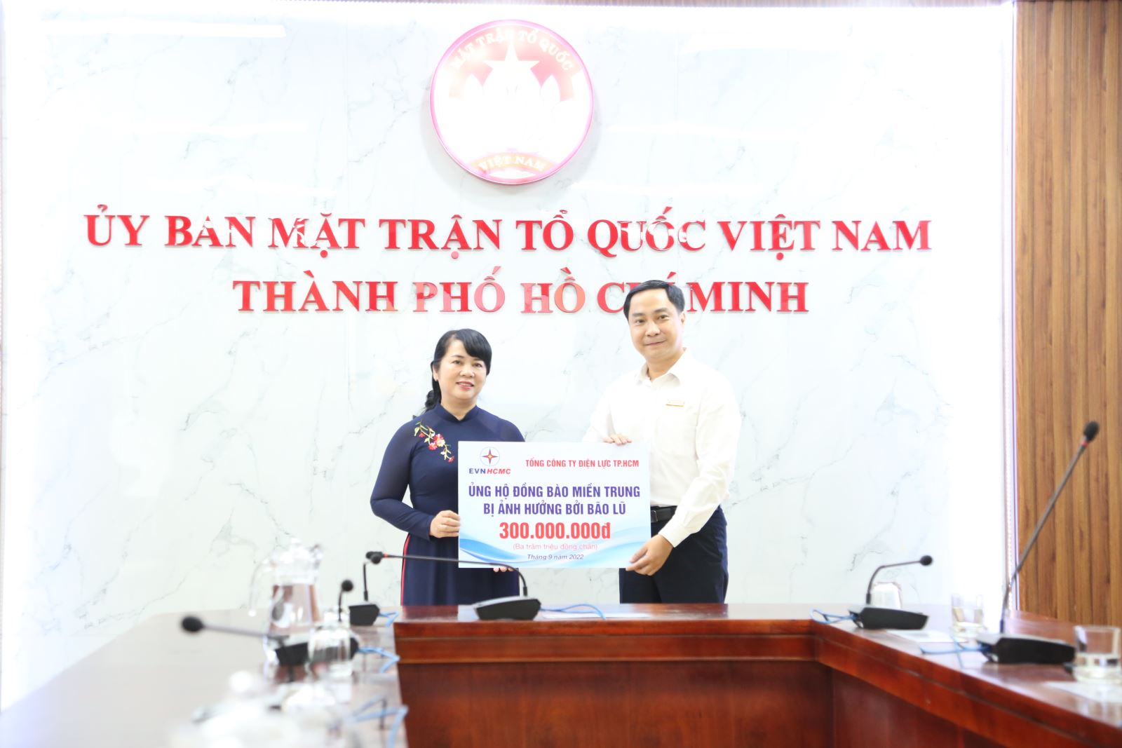 Đại diện EVNHCMC trao tiền ủng hộ đồng bào Miền Trung.