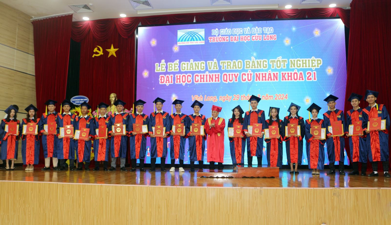 1.	Gần 250 tân cử nhân, trong đó có nhiều lưu học sinh Lào và Campuchia đã tốt nghiệp đại học chính quy khóa 21.