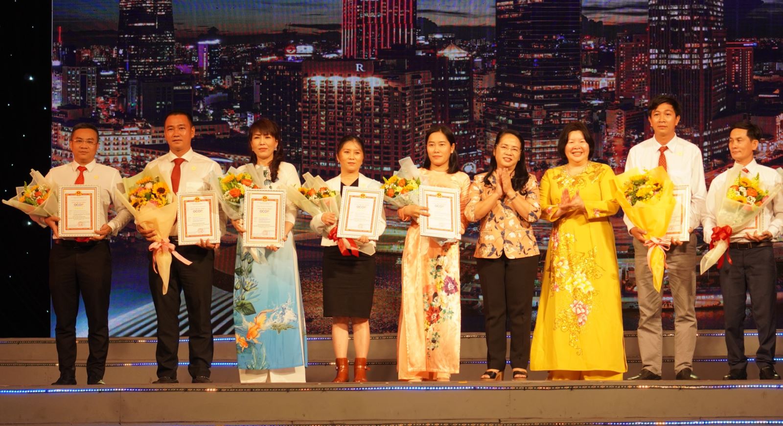 Bà Cao Xuân Thu Vân, Phó Chủ tịch Hội Nông dân Việt Nam và bà Trần Kim Yến, Chủ tịch Uỷ ban MTTQ Việt Nam TP.HCM trao giấy chứng nhận sản phẩm OCOP đạt chuẩn 3 và 4 sao của UBND TP.HCM cho 11 chủ thể.