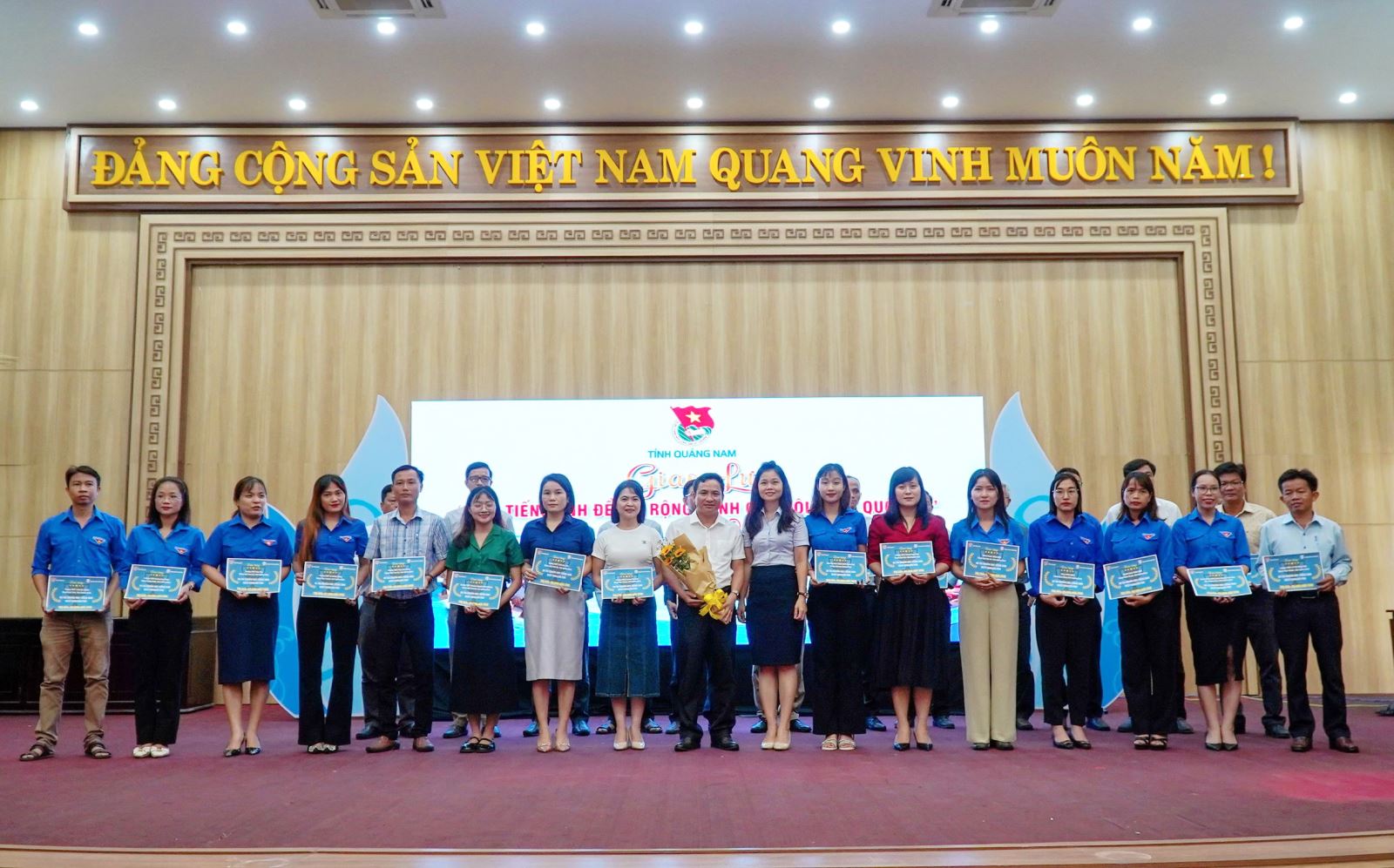 Hệ thống Trường Song ngữ Quốc tế Quảng Nam Academy tặng gần 3 ngàn tài khoản Pro học tiếng Anh Best-English.