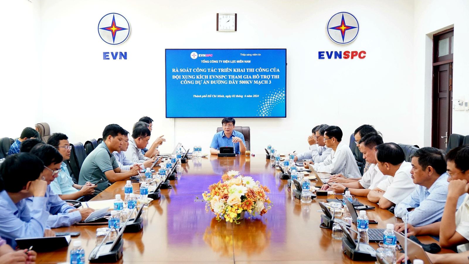 Lãnh đạo EVNSPC tổ chức họp khẩn, nối cầu trực tuyến với Giám đốc 21 Công ty Điện lực và các Đội xung kích ngoài công trường vào chiều ngày 02/6/2024.