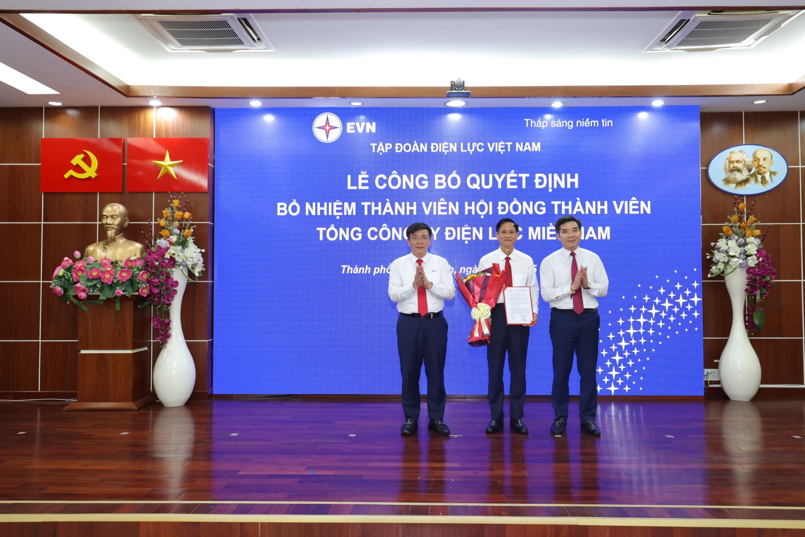 Trao Quyết định điều động và bổ nhiệm đồng chí Bành Đức Hoài giữ chức vụ Thành viên Hội  đồng thành viên EVNSPC.