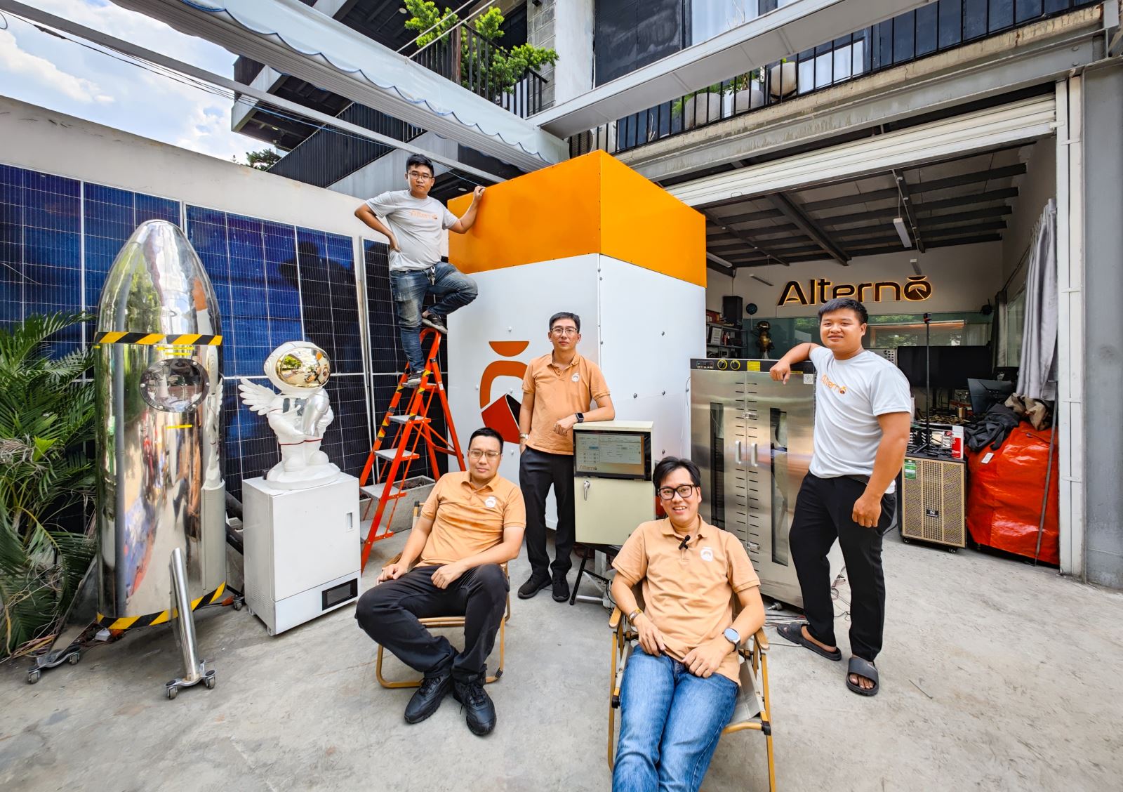 Đội ngũ Alternō trước mô hình pin cát cải tiến của nhóm, một bước đột phá trong việc lưu trữ năng lượng bền vững. 