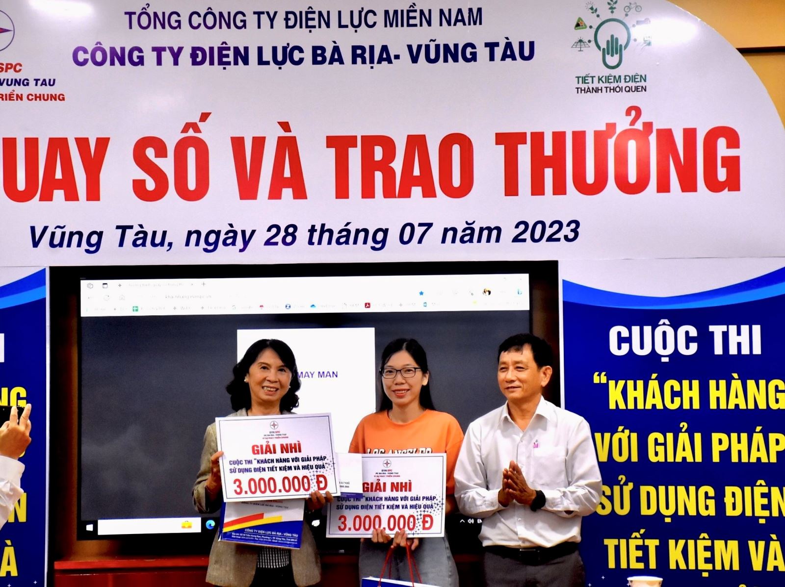 Ông Trần Thanh Hải- Phó Giám đốc Công ty Điện lực Bà Rịa-Vũng Tàu trao giải nhì cho các khách hàng.