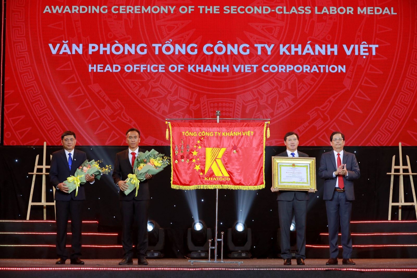 Văn phòng Tổng công ty Khánh Việt nhận Huân chương Lao động hạng Nhì