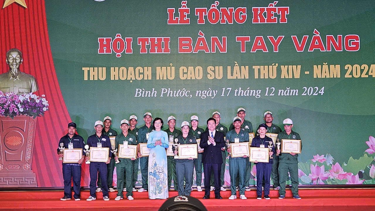 Lãnh đạo VRG và tỉnh Bình Phước trao giải cá nhân xuất sắc