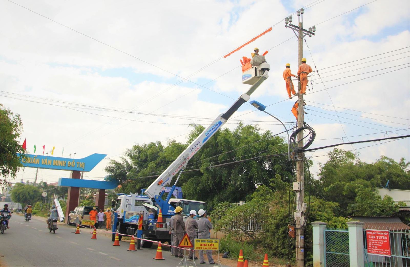 Tăng cường cấp điện phục vụ tưới tiêu chống hạn mặn tại một số tỉnh ĐBSCL.
