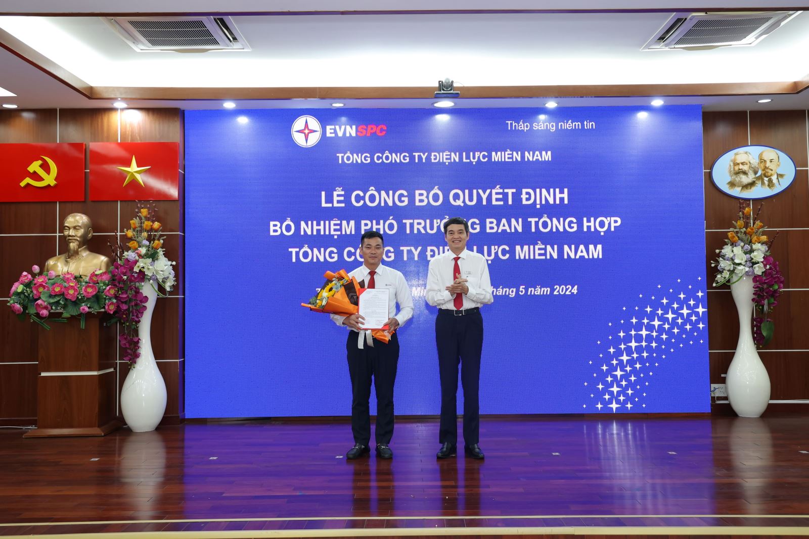 Trao Quyết định bổ nhiệm ông Đặng Văn Cung giữ chức vụ Phó Trưởng ban Tổng hợp EVNSPC.