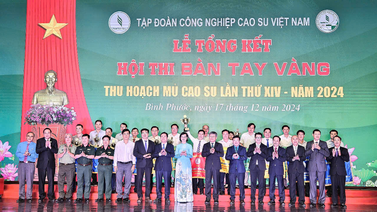 Lãnh đạo VRG và tỉnh Bình Phước chụp hình lưu niệm với các đơn vị tham gia Hội thi Bàn tay vàng 2024