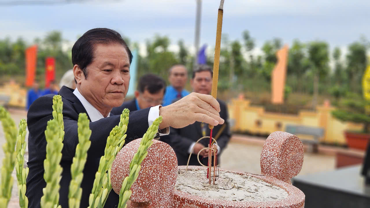 Ông Lê Thanh Hưng, Tổng Giám đốc Tập đoàn Công nghiệp Cao su Việt Nam dâng hương 