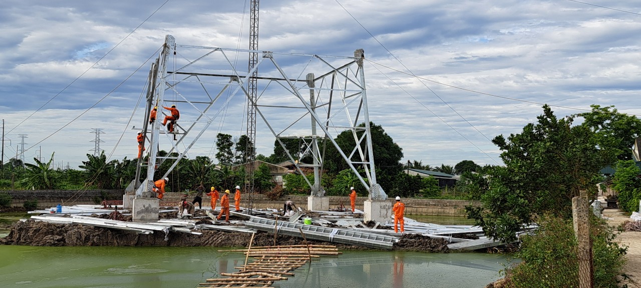 Đội xung kích Điện lực Đồng Nai triển khai thi công tại vị trí VT132 (huyện Nông Cống, Thanh Hóa).