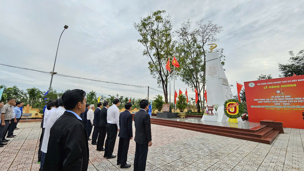 Lãnh đạo cùng cán bộ công nhân viên Tập đoàn Công nghiệp Cao su Việt Nam đã đến dâng hương, dâng hoa tại Đài tưởng niệm Phú Riềng Đỏ, tỉnh Bình Phước