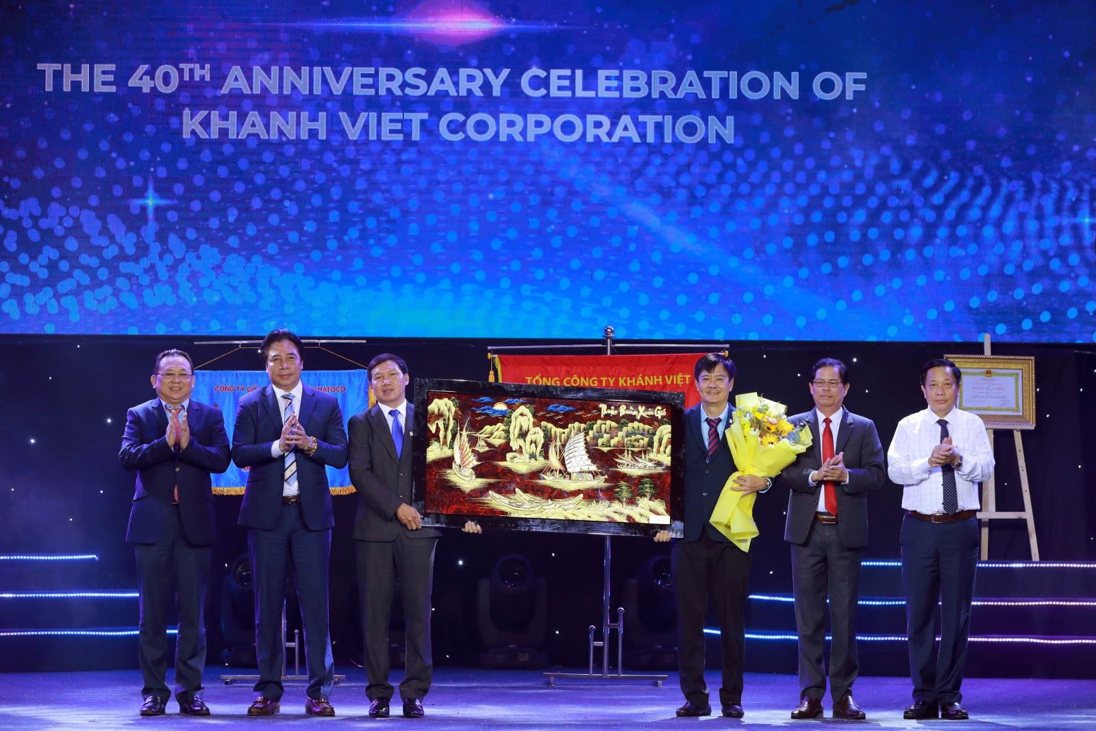 Lãnh đạo tỉnh Khánh Hòa tặng quà chúc mừng Tổng công ty Khánh Việt nhân kỷ niệm 40 năm thành lập