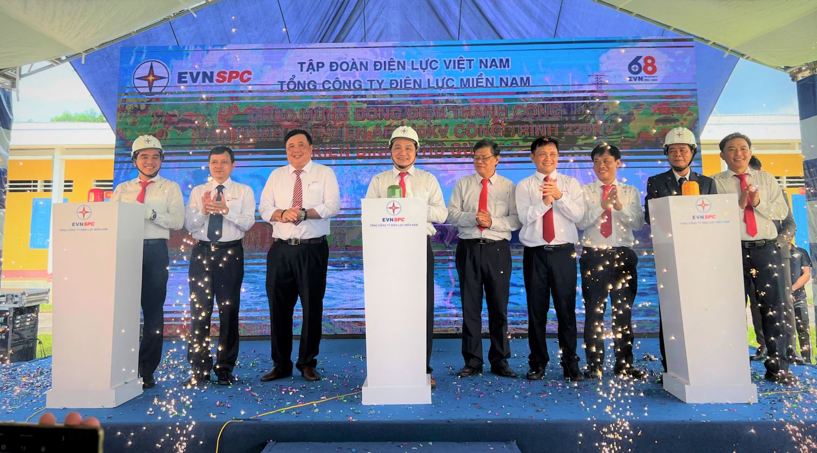 Sau hơn 3 năm triển khai xây dựng, ngày 14/10/2022, công trình đường dây 220kV vượt biển Kiên Bình - Phú Quốc đã chính thức vận hành cấp điện áp 110kV giai đoạn 1. 